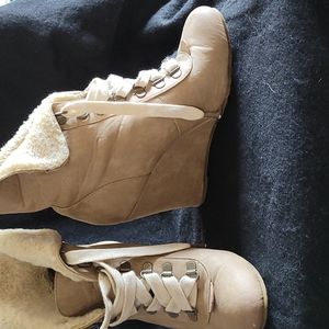 Sz. 8 Streetwear Wedge heel ankle boots, light tan color